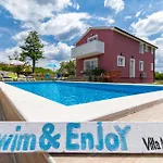 别墅 With A Heated Pool By Istrabook Basici