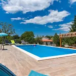 With A Heated Pool By Istrabook 别墅 Basici