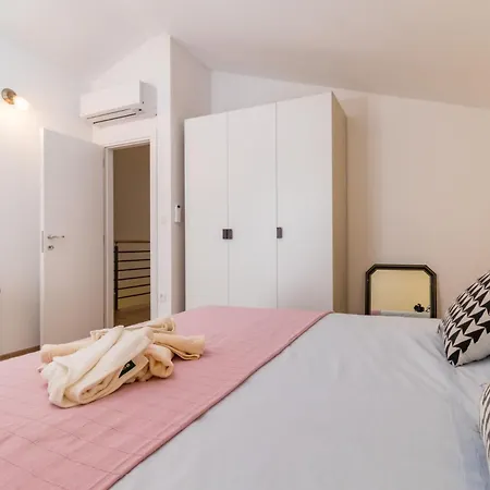 Villa With A Heated Pool By Istrabook Basici