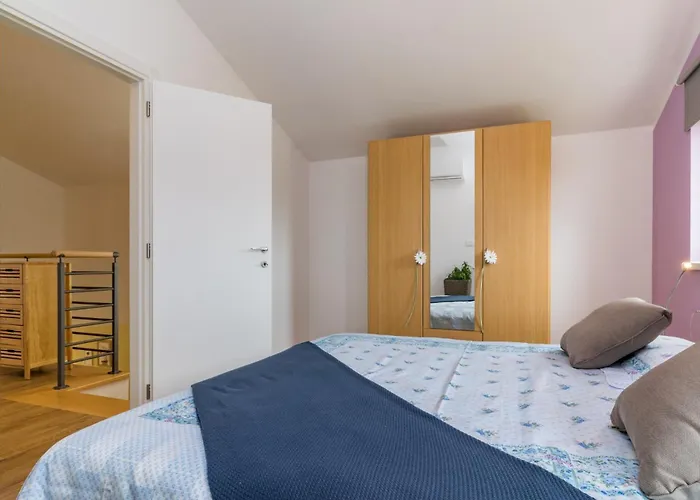 Villa With A Heated Pool By Istrabook