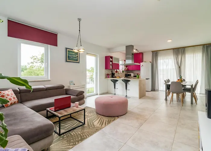 Villa With A Heated Pool By Istrabook Basici