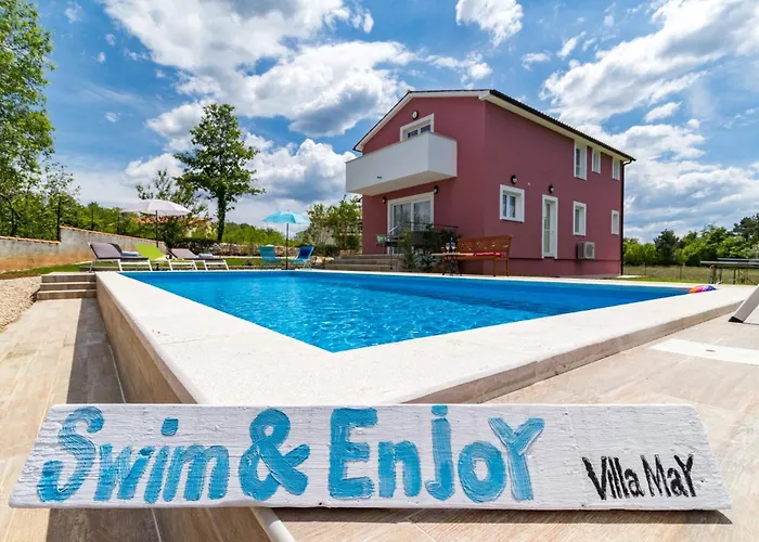 Villa With A Heated Pool By Istrabook Basici