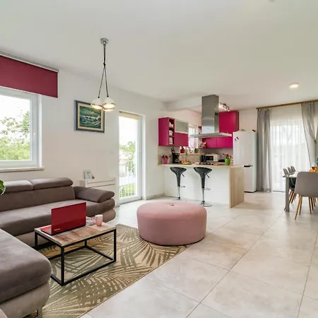 Βίλα With A Heated Pool By Istrabook Basici