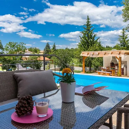 Mit Privatem Pool In Porec,istrien *