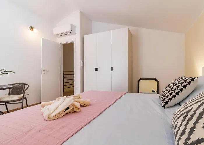 Βίλα With A Heated Pool By Istrabook Basici